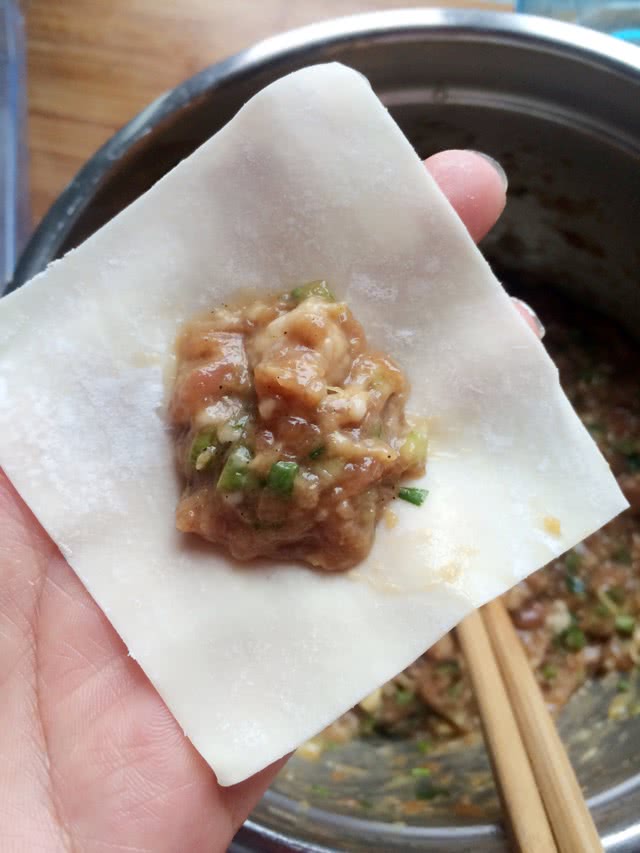 取一个馄饨皮,放上肉馅,自己吃嘛馅多点儿才好吃.