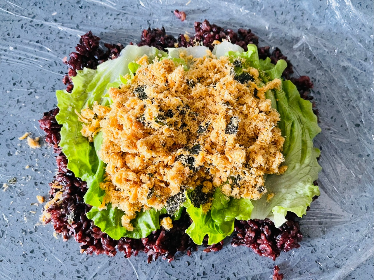 紫米肉松饭团的做法