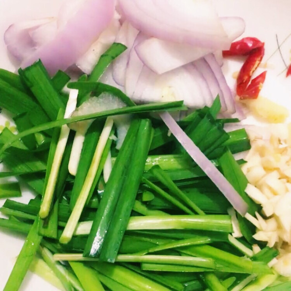 洋葱,韭菜切好备用,葱姜蒜切末
