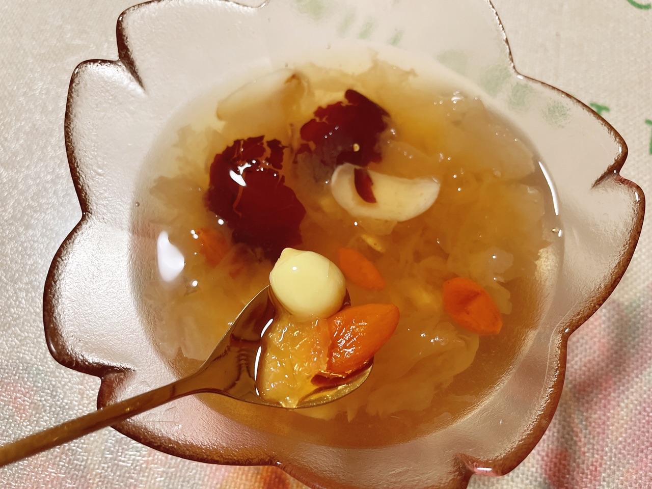 银耳莲子羹