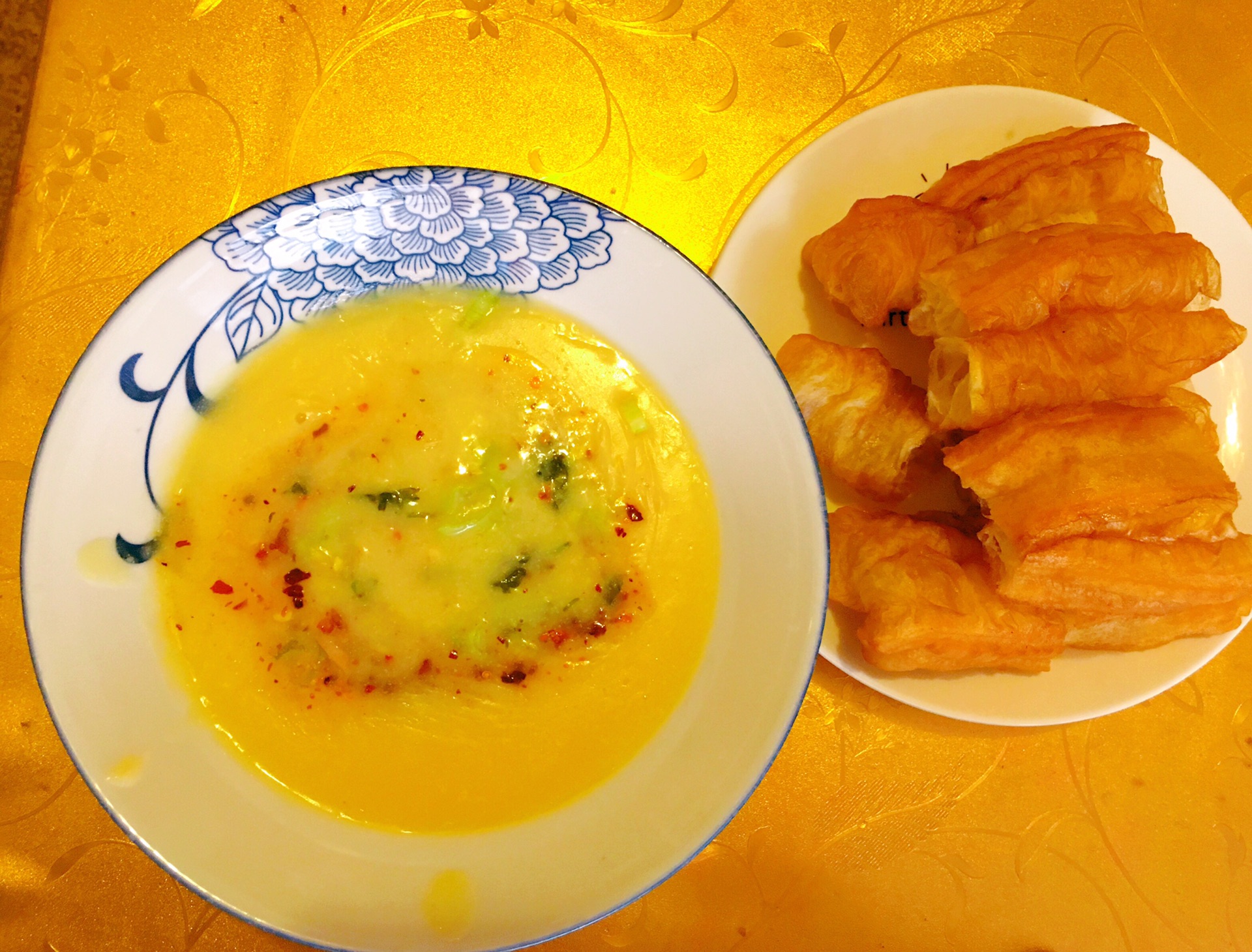 [今日早餐]云南菜市场里的稀豆粉与菠菜油条 - 哔哩哔哩