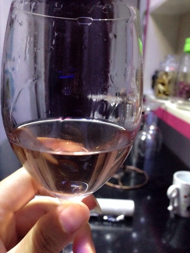 自制的葡萄酒为什么酒味十足,颜色是淡粉色还