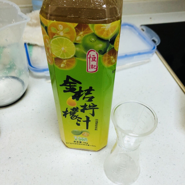 提前20分钟泡就差不多了,喜欢浓茶味道的可以用热水泡 小青柠对半切开