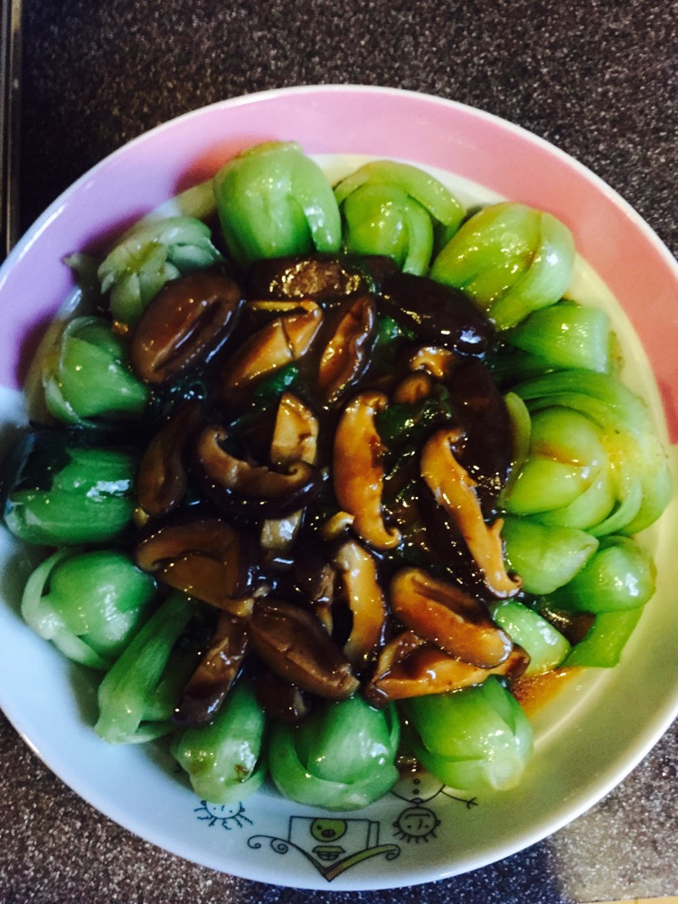 香菇油菜的做法步骤 3. 爆香葱姜蒜后炒油菜,加盐 4.