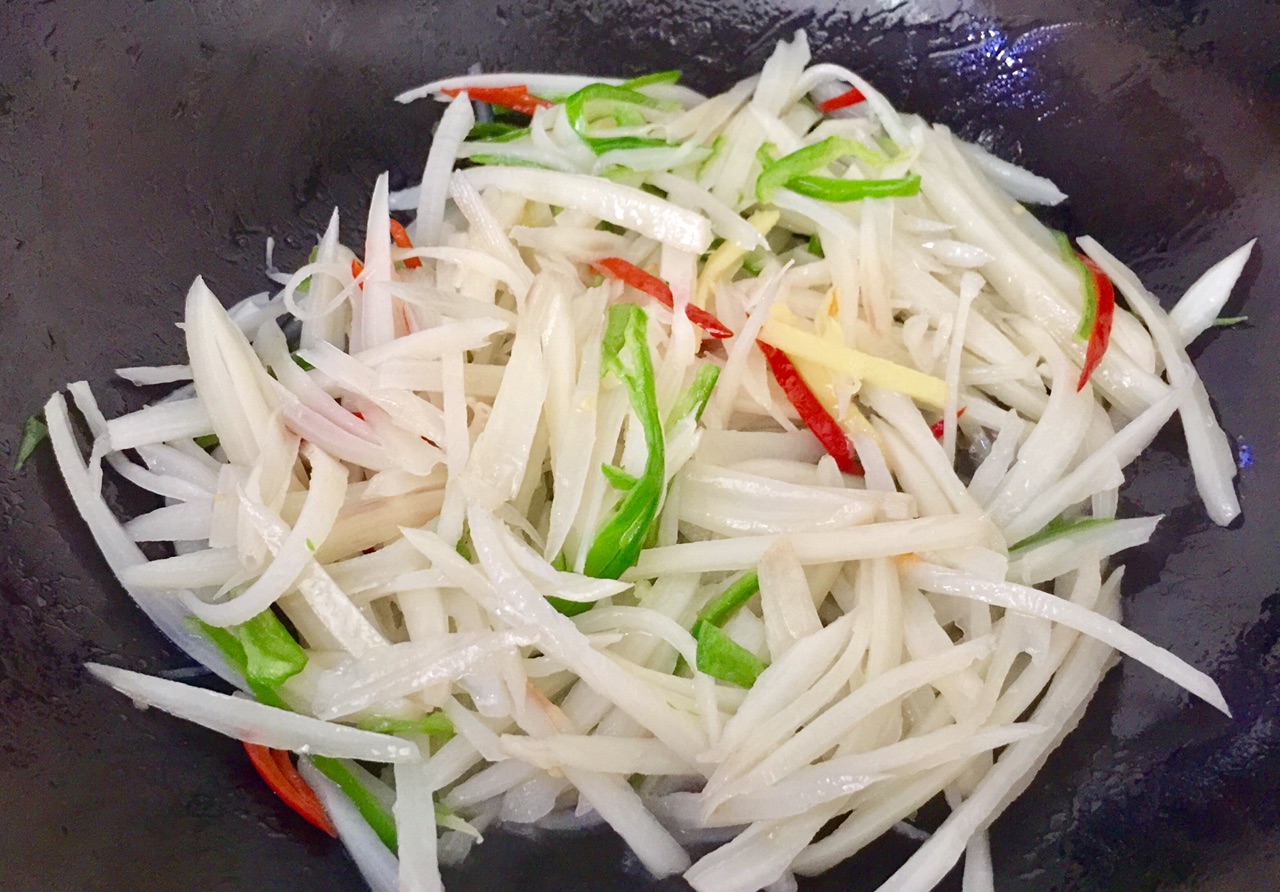脆椒炒藕丝的做法