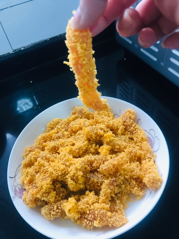 只需要把鸡柳一条条的沾满面包糠,整齐摆盘,准备下锅