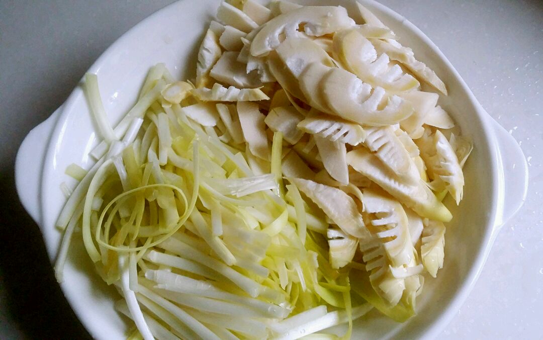 春笋猪肝面怎么做_春笋猪肝面的做法_豆果美食