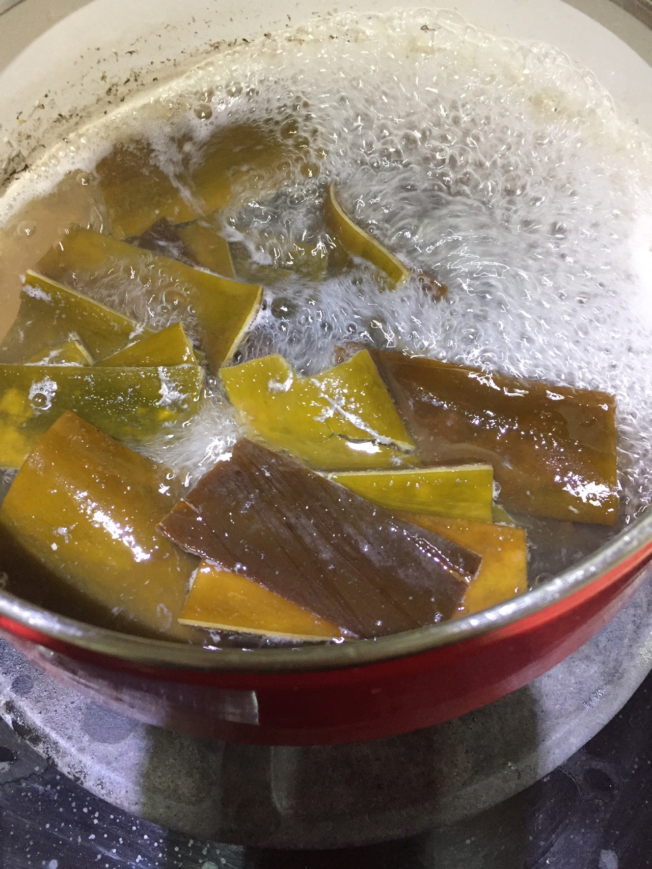 昆布(海带)加水煮出汤来作为高汤