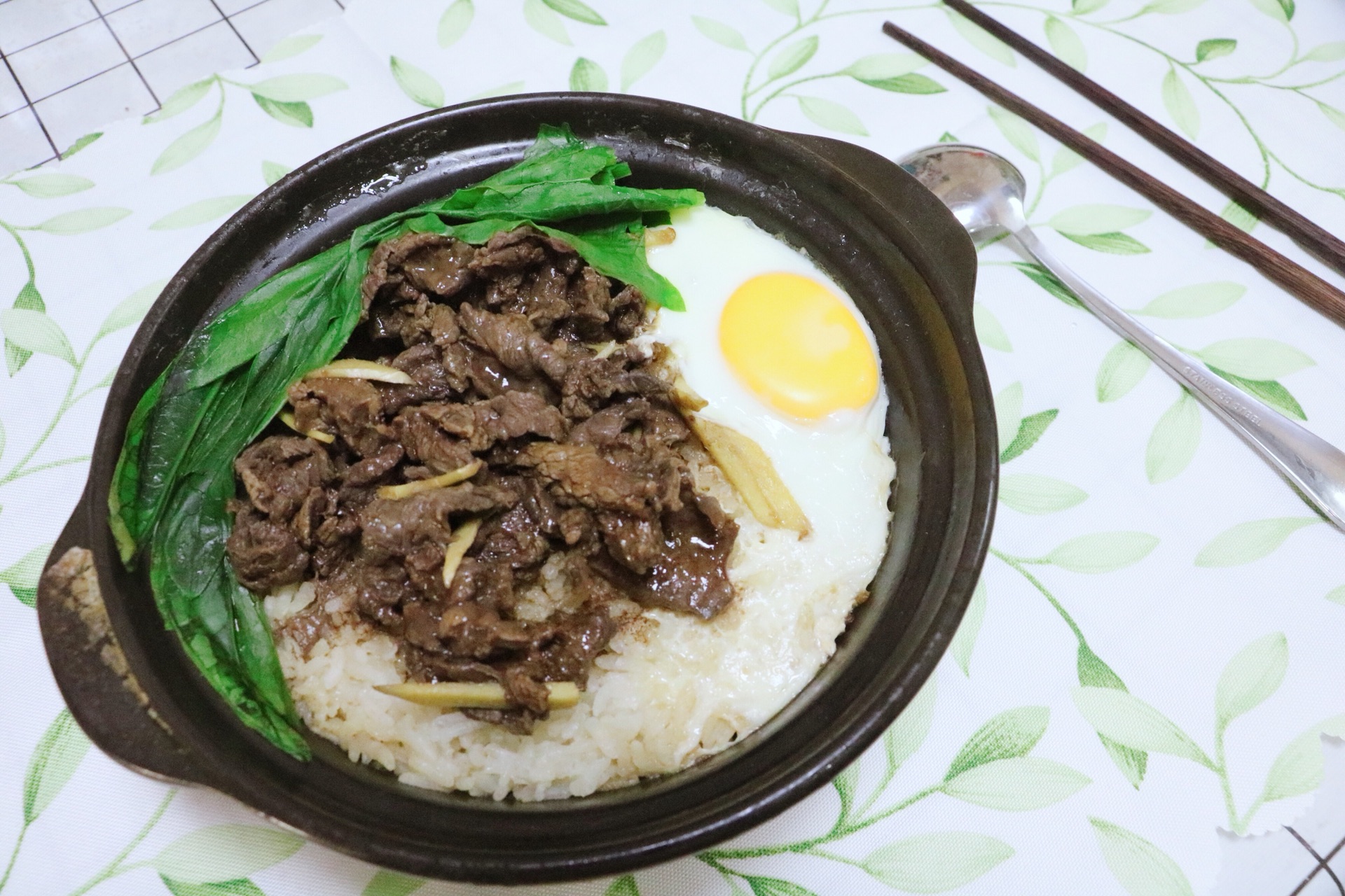窝蛋牛肉饭的做法