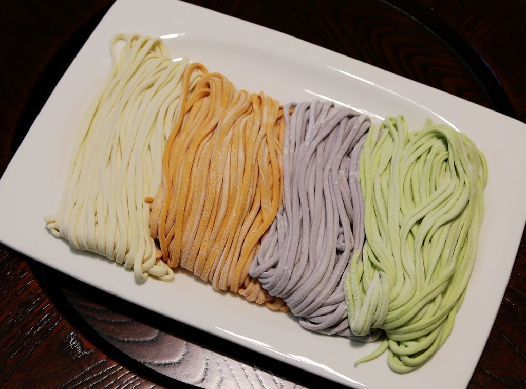 手擀面面团:普通面粉,冷水和面