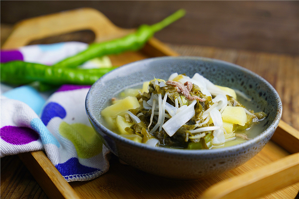 酸菜土豆汤米面