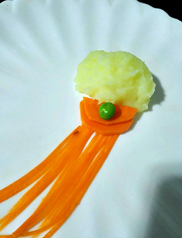 将土豆泥团成半圆码盘萝卜削丝摆好,切几片