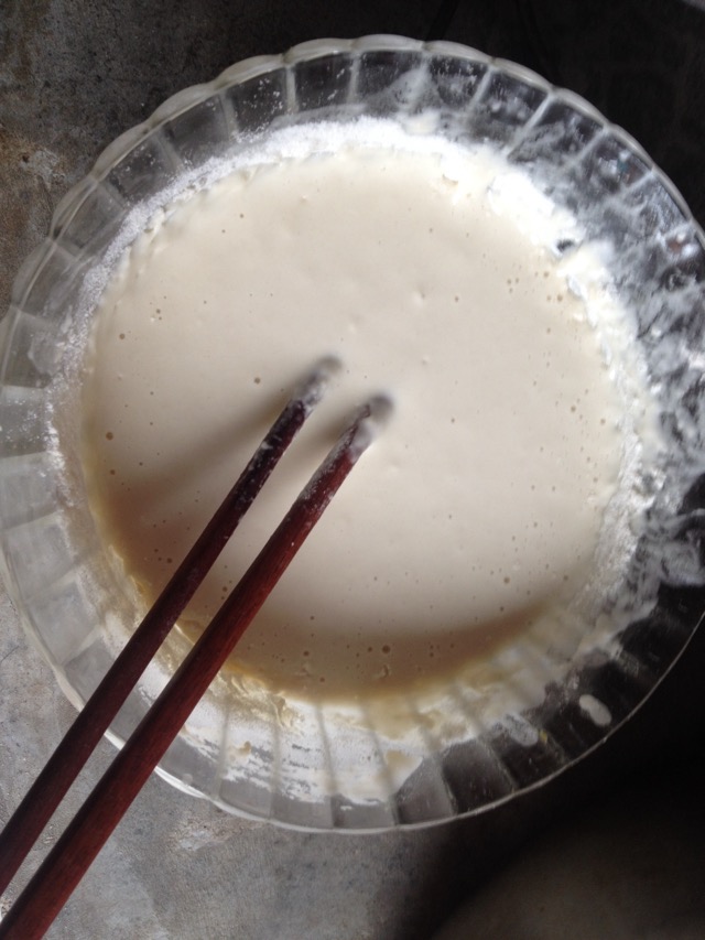 把准备好的面粉加水搅拌好
