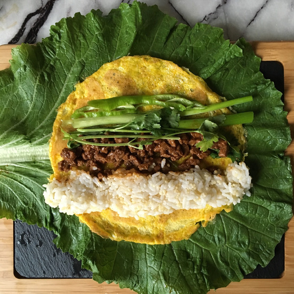 层层码好 菜叶 鸡蛋饼 尖椒 香葱 香菜 二米饭