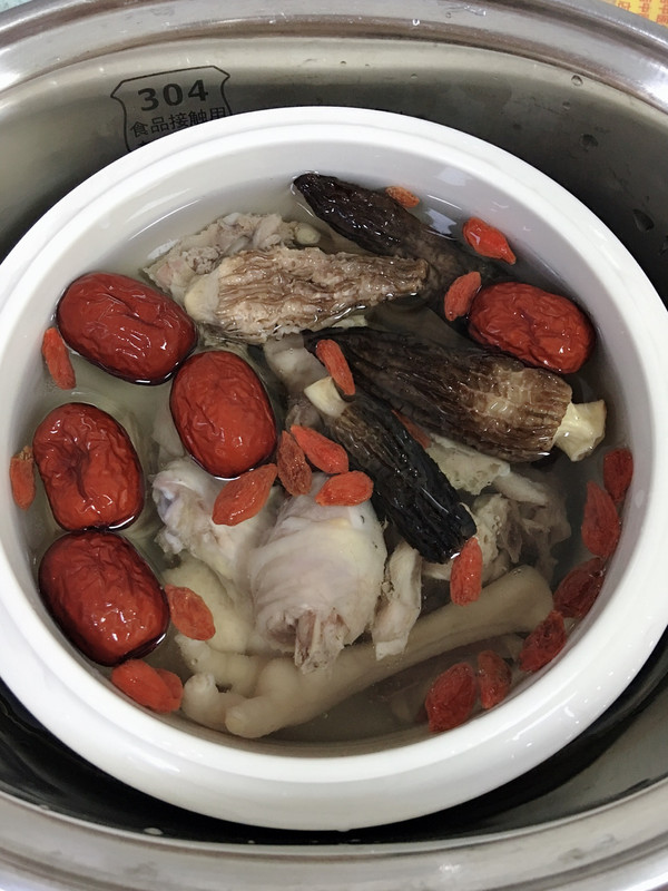 把鸡肉,羊肚菌,红枣,枸杞放入炖盅,加入清水