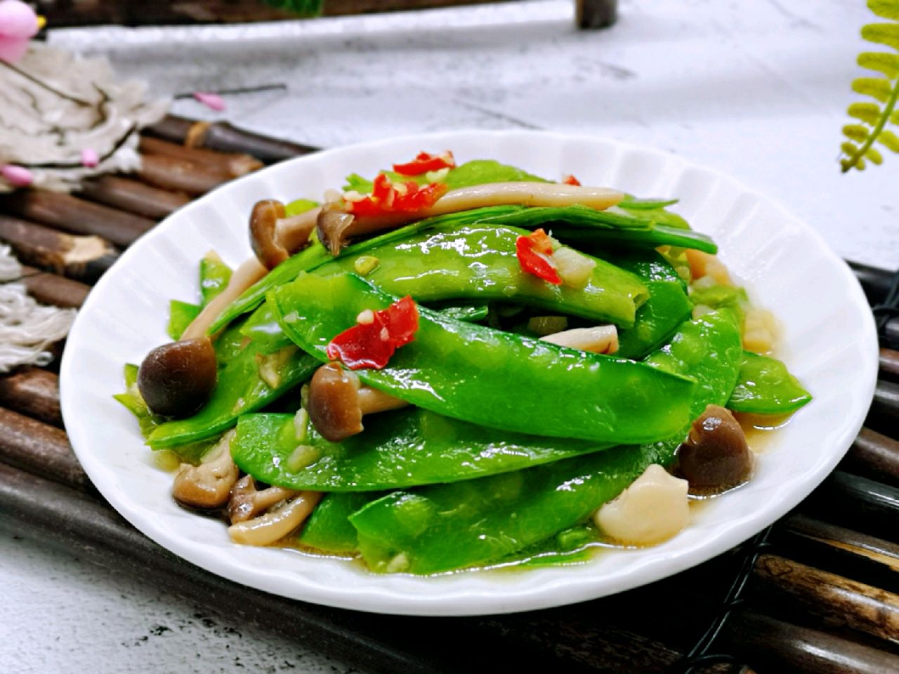 荷兰豆炒海鲜菇的做法