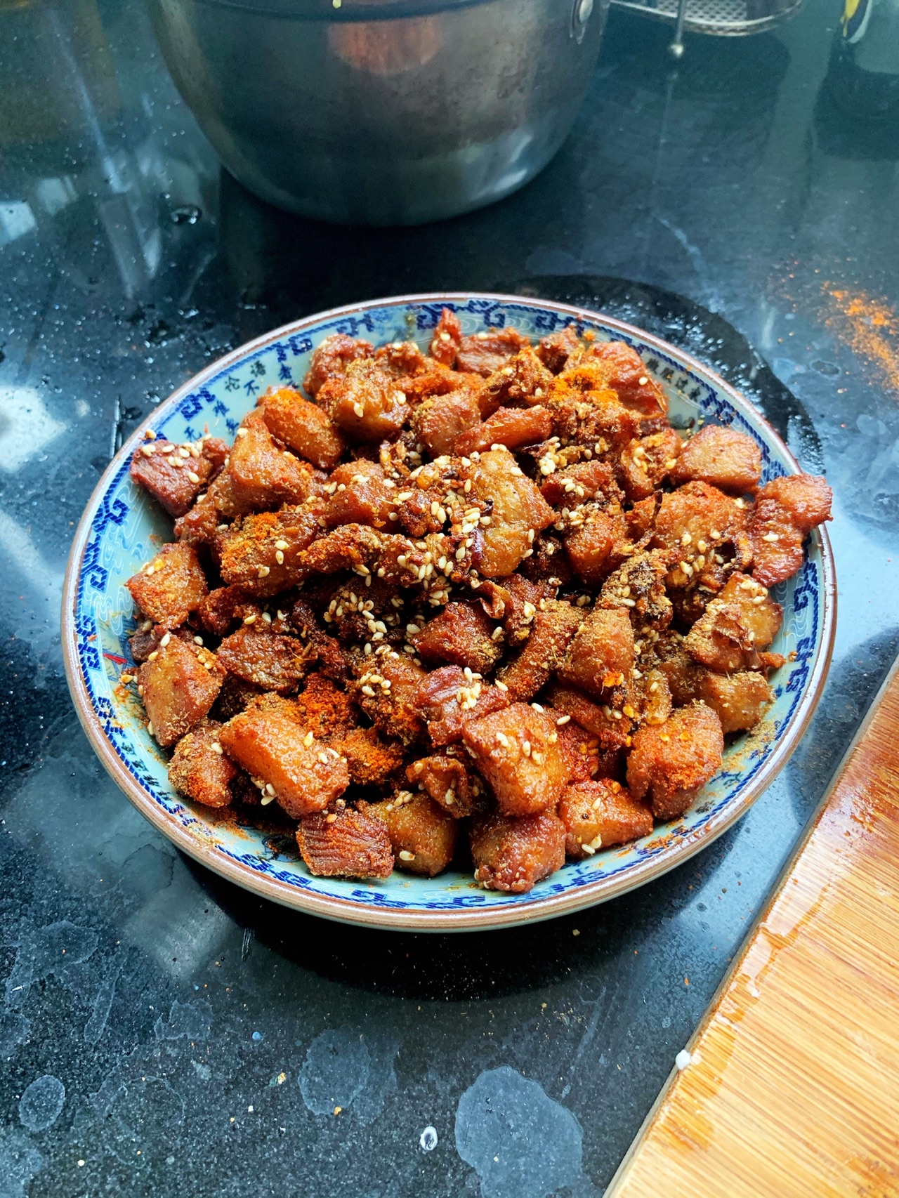 最后一步就是装盘,根据个人口味撒孜然粉和