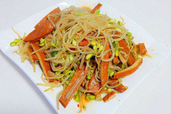 料 豆芽200克 香干100克 辅料 盐4克 鸡精适量 辣椒2克 豆芽炒