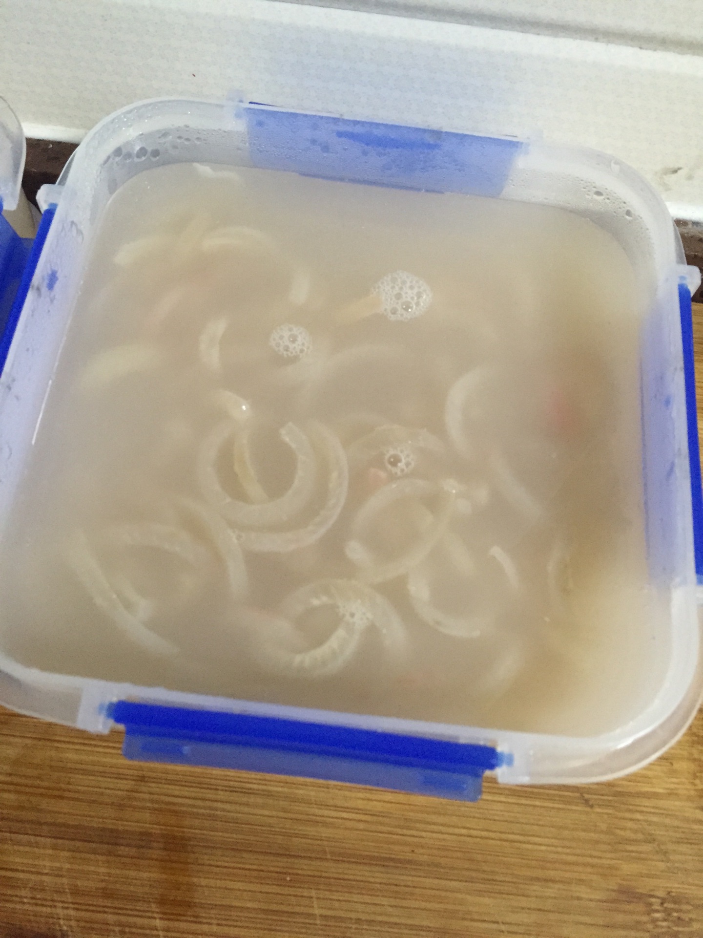 把熬好的皮冻里放少许盐,少许鸡精,弄到盒子