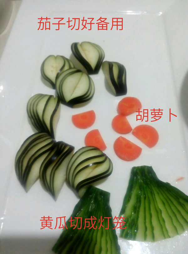 都切好后 用黄瓜做灯笼穗 萝卜切半圆备用.