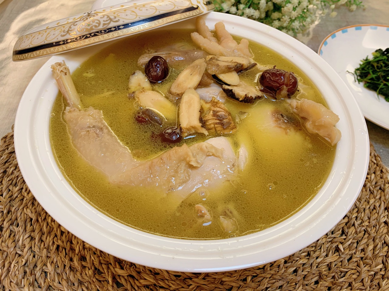 黄芪当归鸡汤