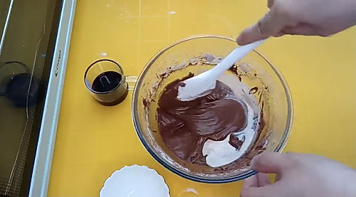 松软湿润，味道浓郁的巧克力磅蛋糕的做法图解7