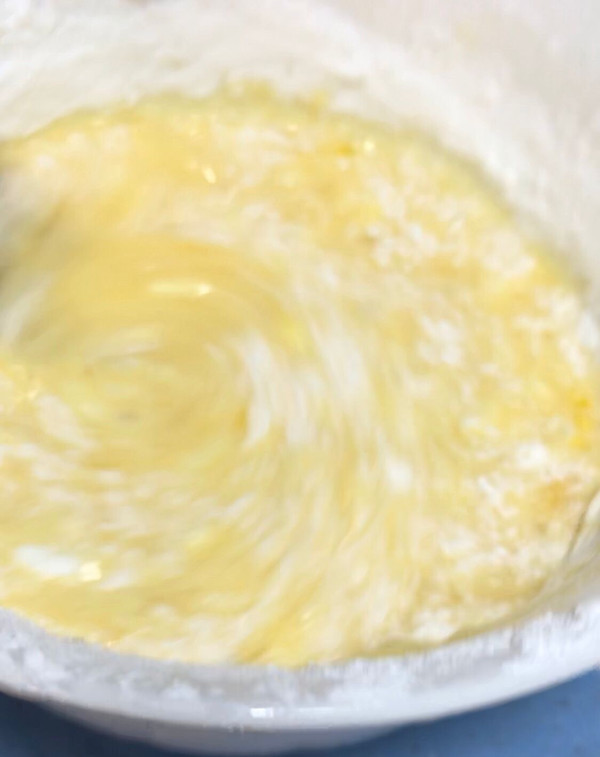 鸡蛋加面粉和水调制成面糊
