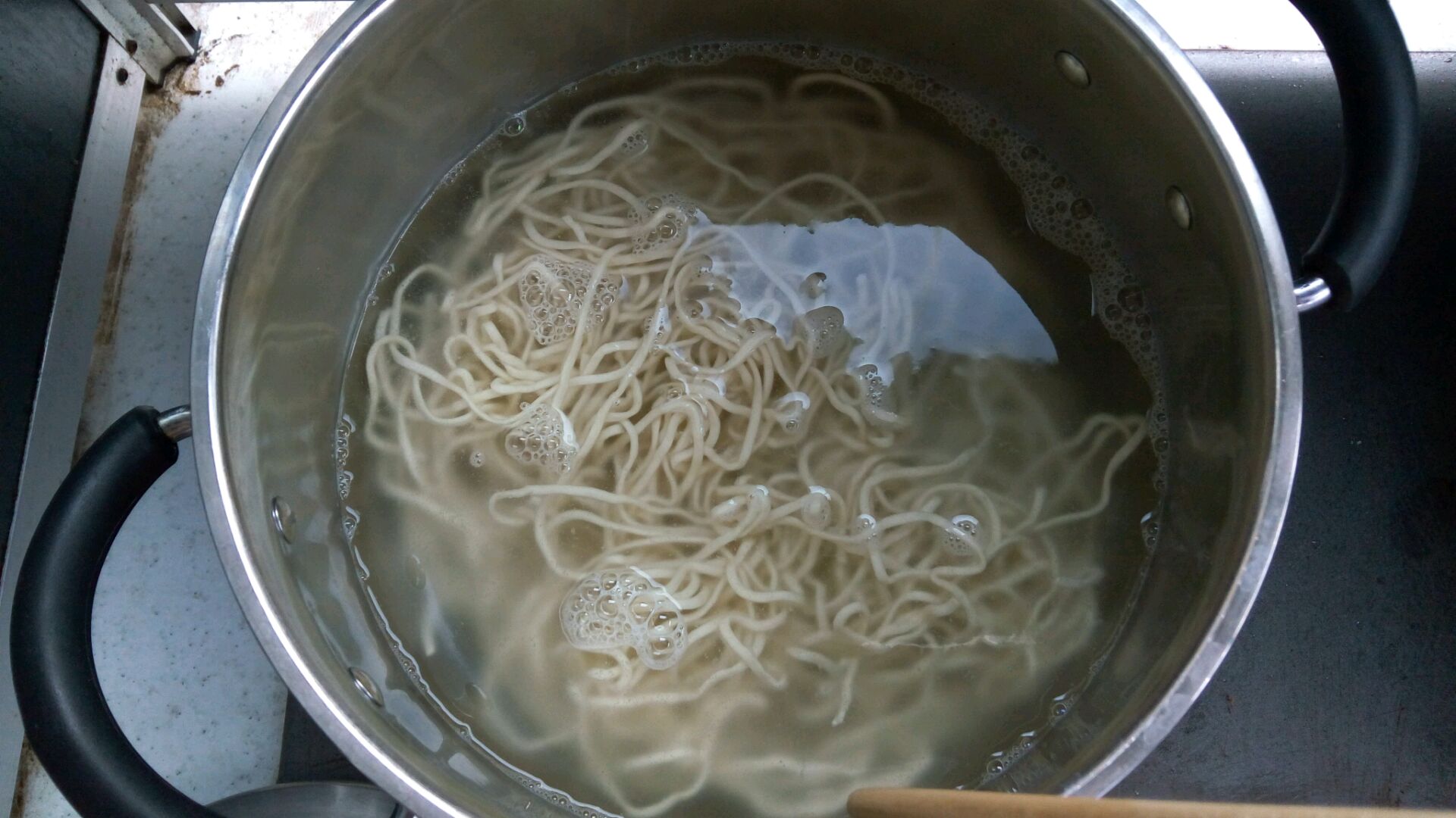 这时煮面的水应该也烧开了,开始煮面.
