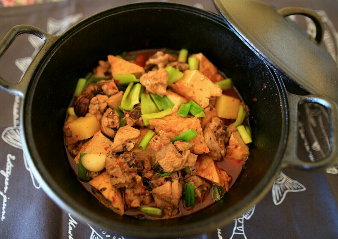 铁锅烧鸡煲