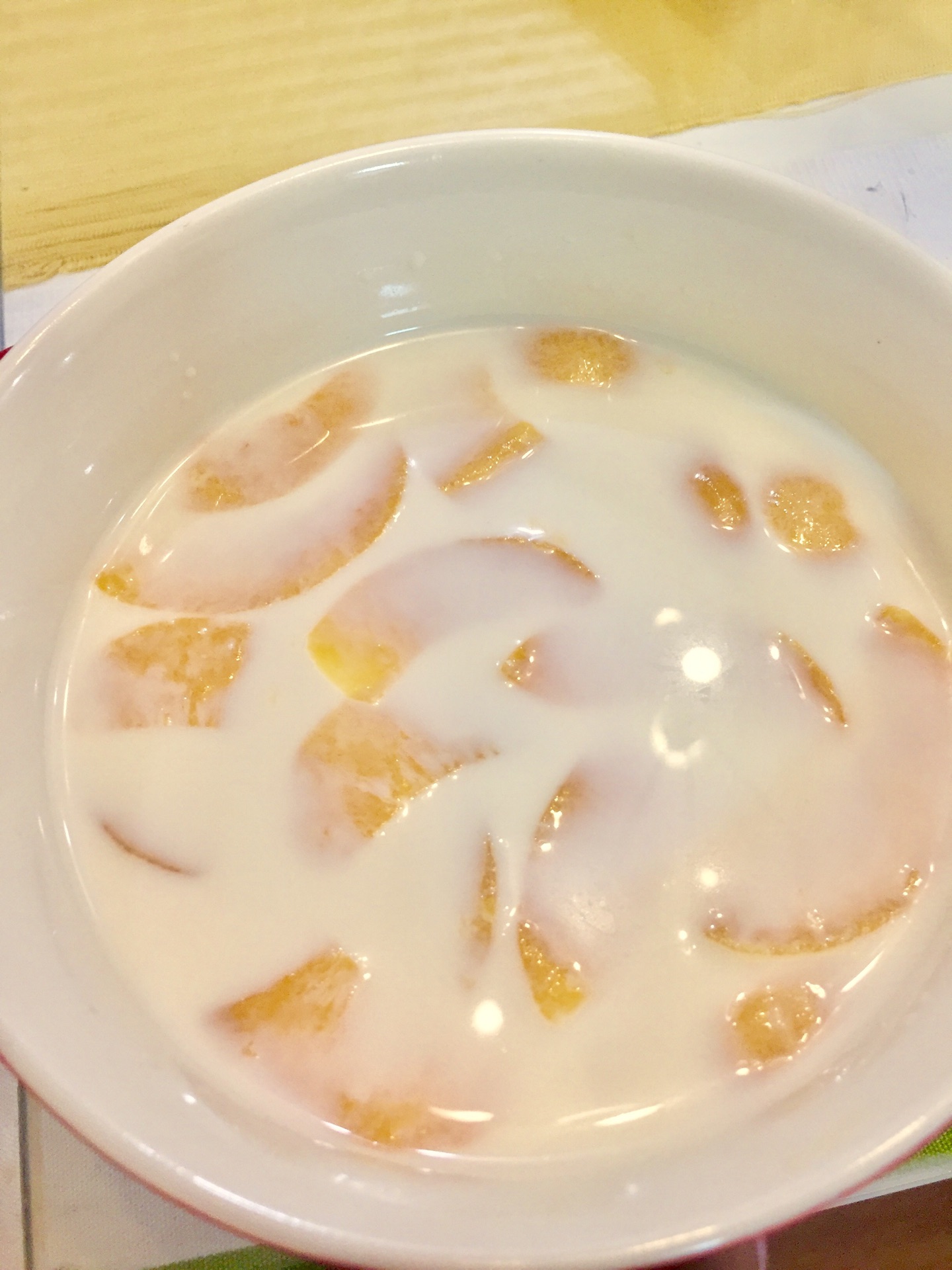 黄桃牛奶花胶冻