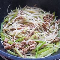 芹菜豆芽炒肉丝减脂瘦身吃起来