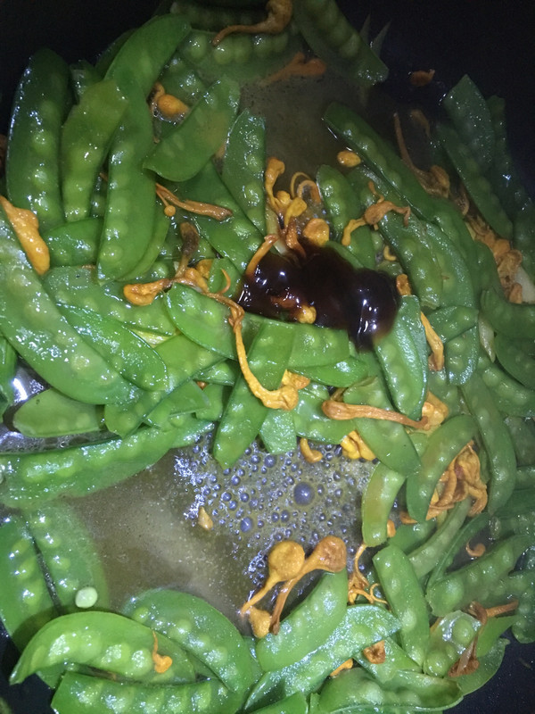 再倒入荷兰豆一起翻炒至断生,加入蚝油和盐调味
