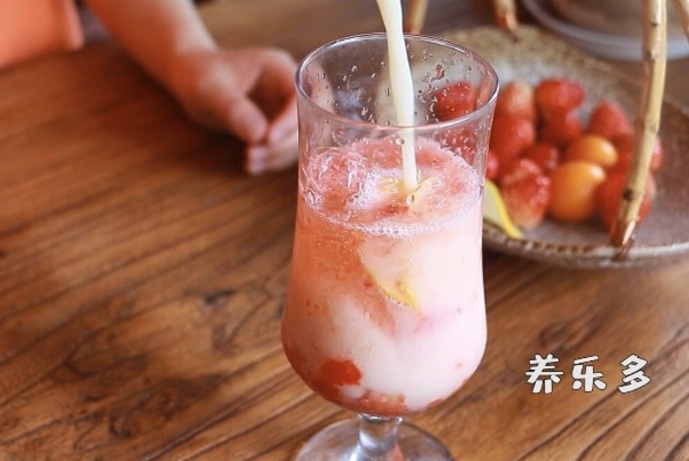 养乐多草莓汽水