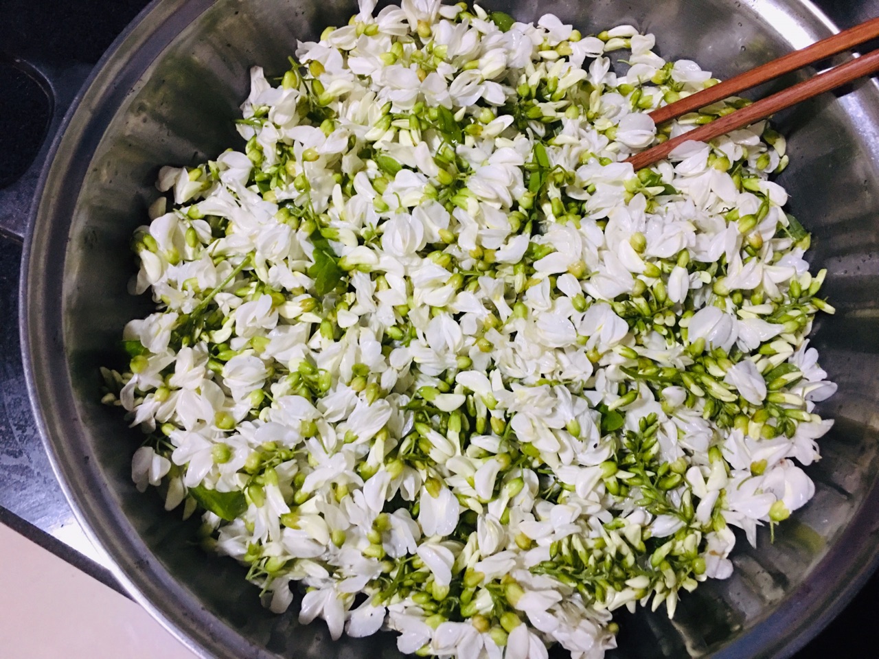 蒸洋槐花的做法图解2
