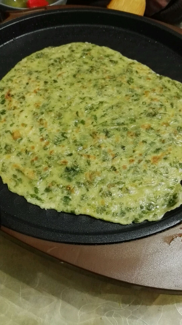 将野菜切碎后将面粉,糯米粉放在盆中加水调成糊