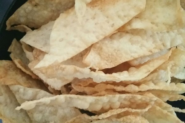 黄油100g 糖粉80g 蛋黄1个 黑芝麻白芝麻适量 油炸芝麻面叶的做法步骤