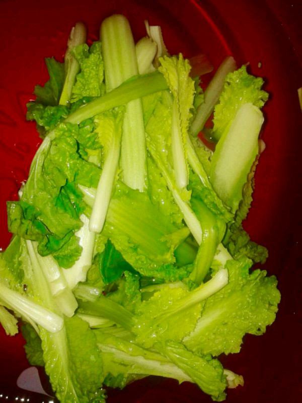 小白菜去掉外面不好的叶子,洗净待用,土豆去皮洗净切长条
