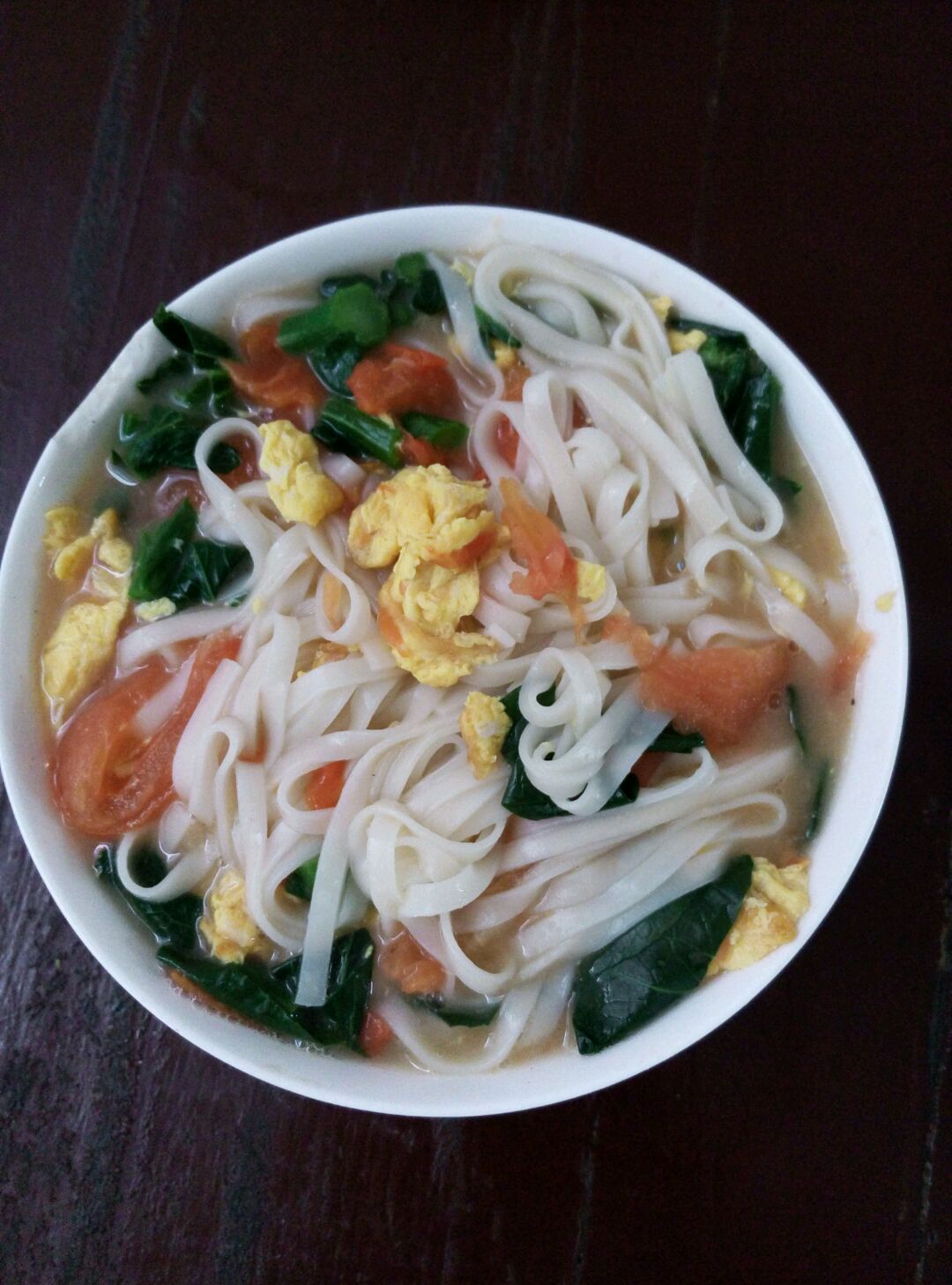 先下锅炒番茄鸡蛋,然后下过煮面条,面条快熟
