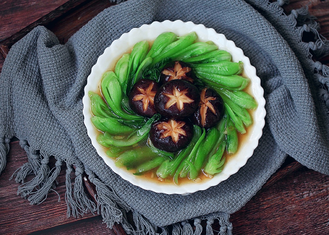    油菜摆盘装盘.