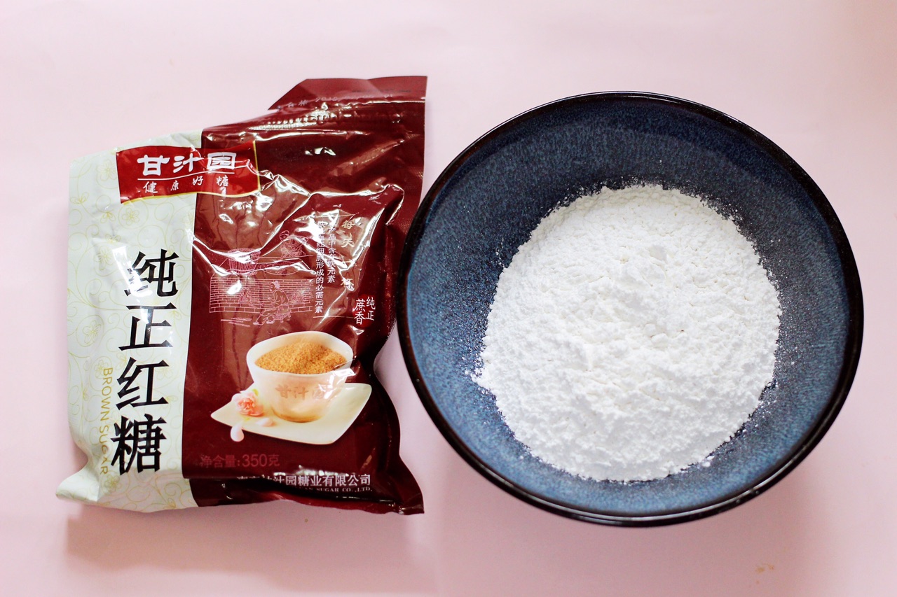 首先备齐食材,糯米粉称重后倒入一个大一点的碗