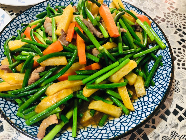2,炒香肉丝,加入五香粉酱油炒熟,3,把切成段的蒜苔和胡萝卜丝放进去炒