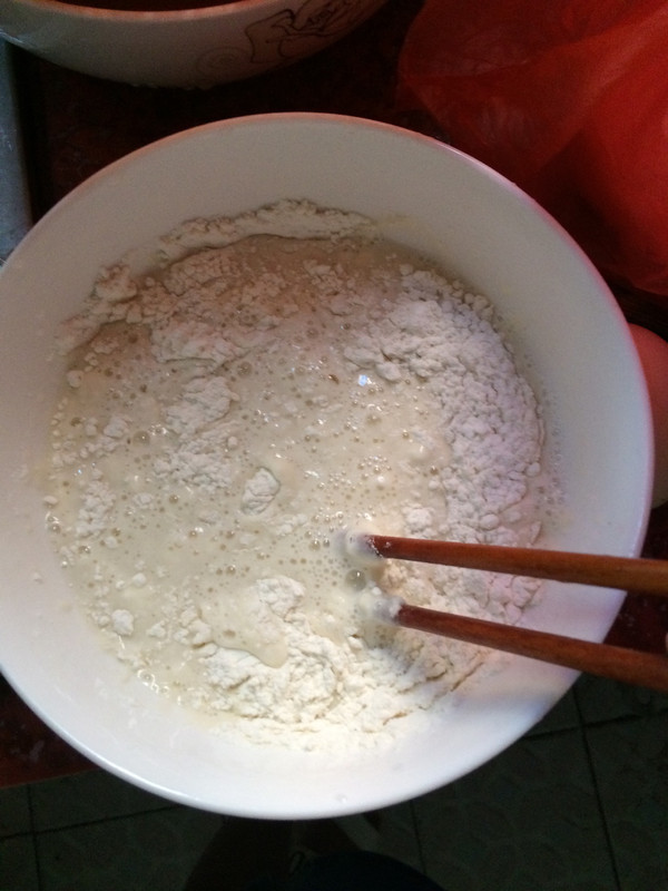 面粉加水,搅拌!