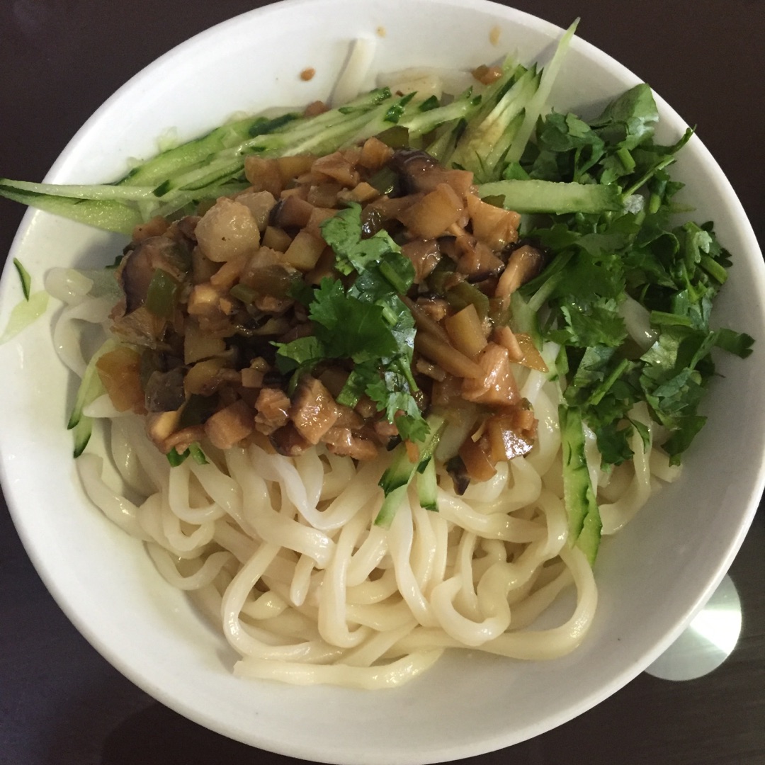 蔬菜猪肉炸酱面