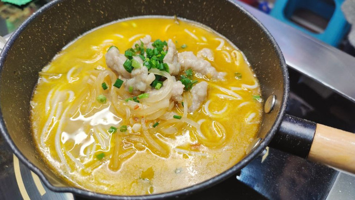 有颜有料的酸辣金汤滑肉米线