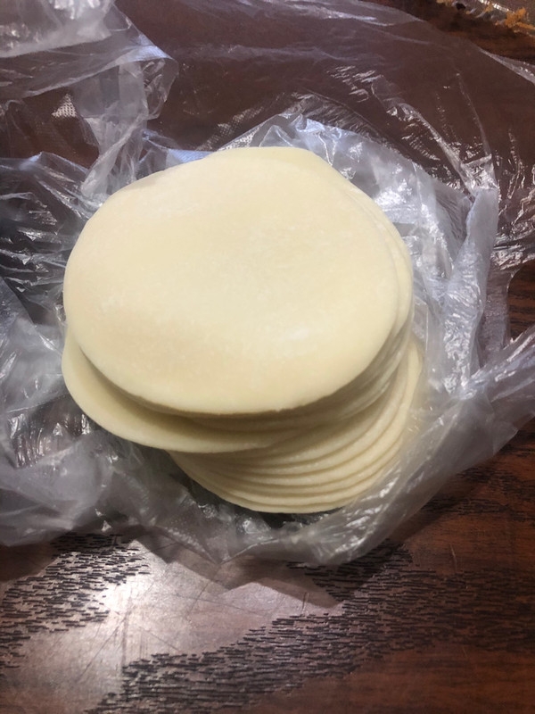 这是我从楼下菜场买的2块钱的饺子皮,一个人话