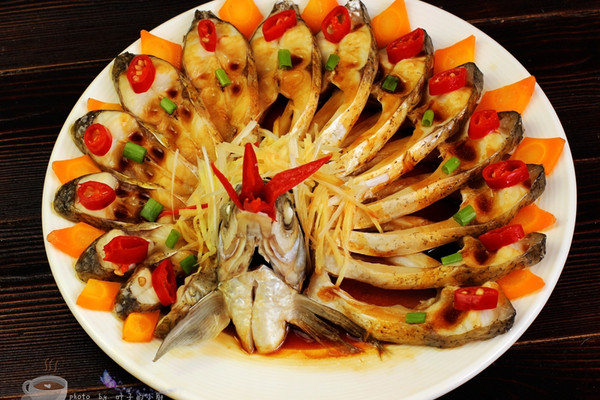 二,我用的泡椒来装饰,吃的时候可以一起吃,别有一翻风味,没有泡椒的