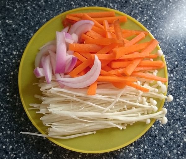 萝卜,金针菇和洋葱洗净后切配好,这是我喜欢的蔬菜