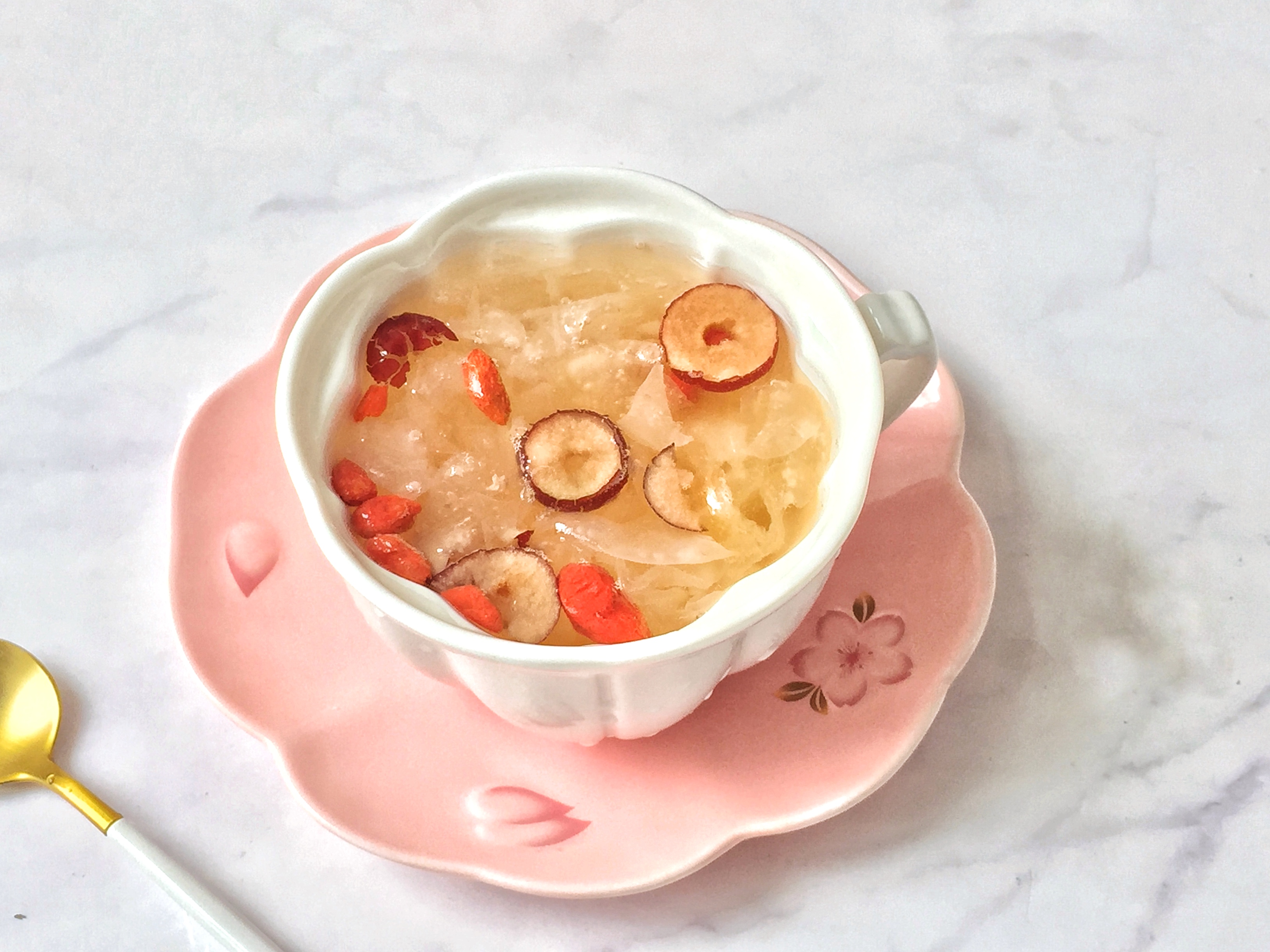 银耳红枣苟杞汤的功效图片_纵览新闻