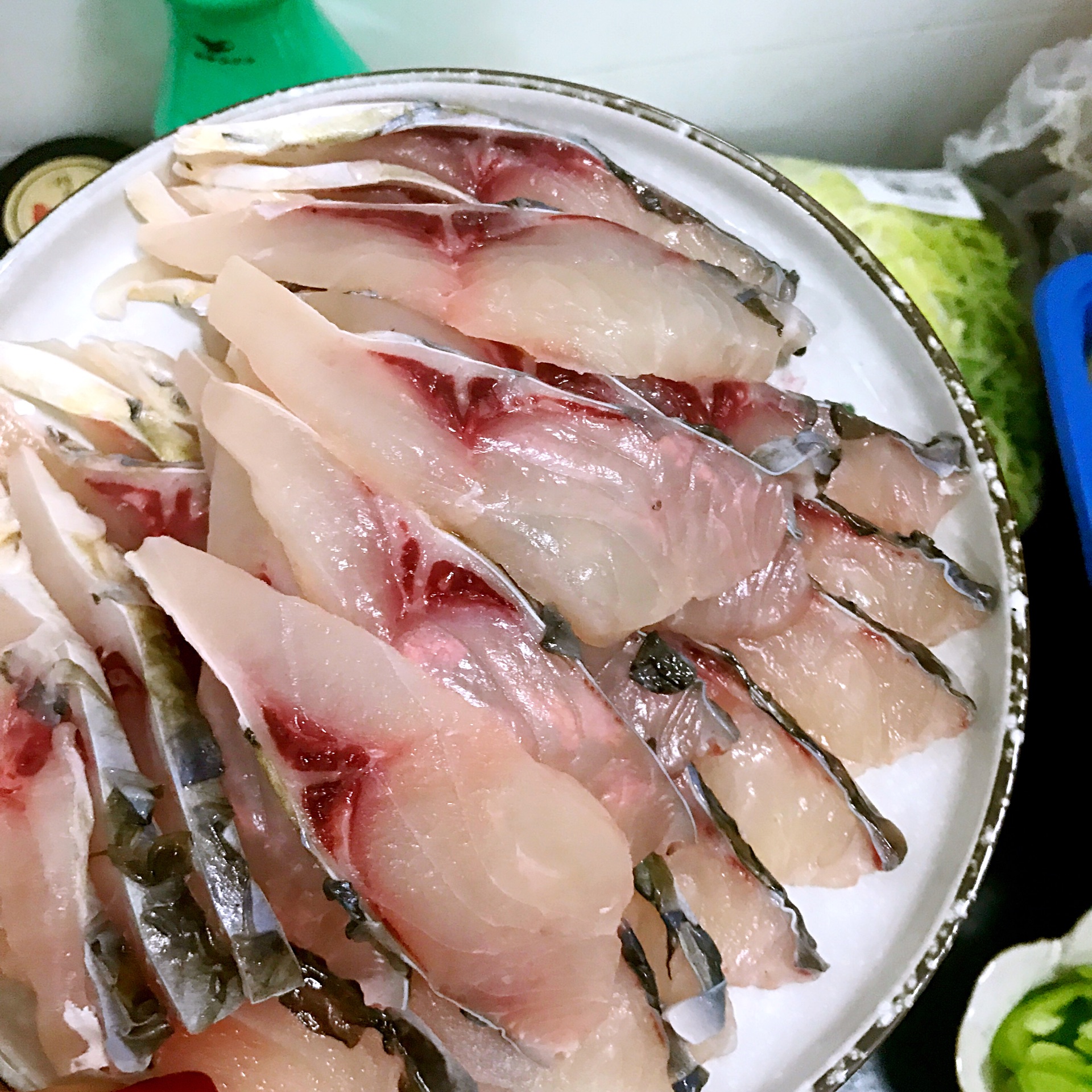爆炒香辣鲩鱼片的做法                       草鱼清洗干净去骨取肉