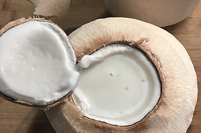 椰子冻 椰子粉,白凉粉,清水,椰蓉 4分 椰子冻 椰浆,牛奶,淡奶油,白